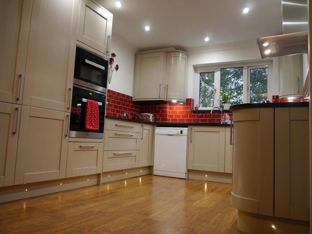 Cream Shaker with Red Brick — Oxfordshire