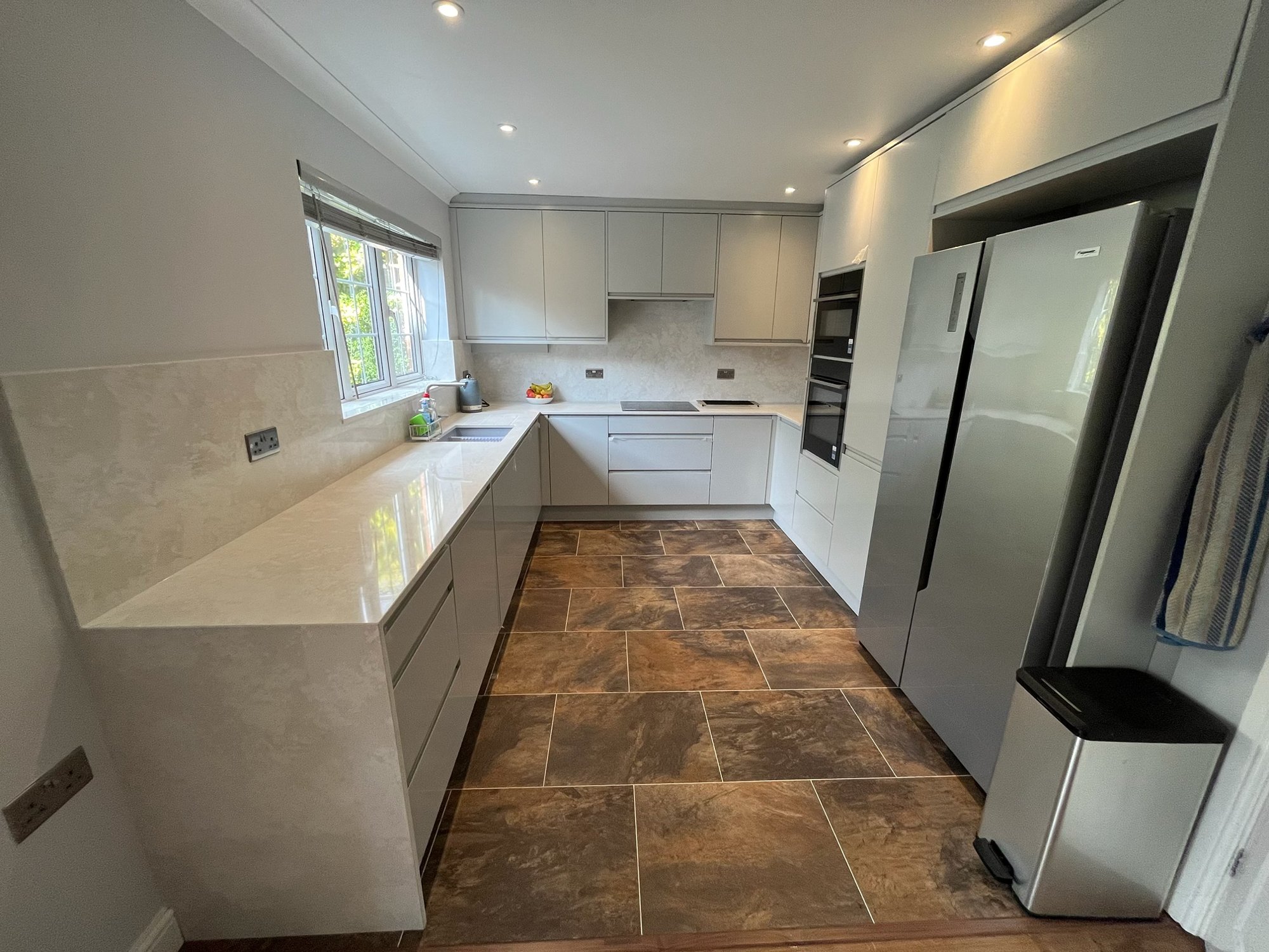 Light Grey Gloss U-Shape Kitchen — Oxfordshire